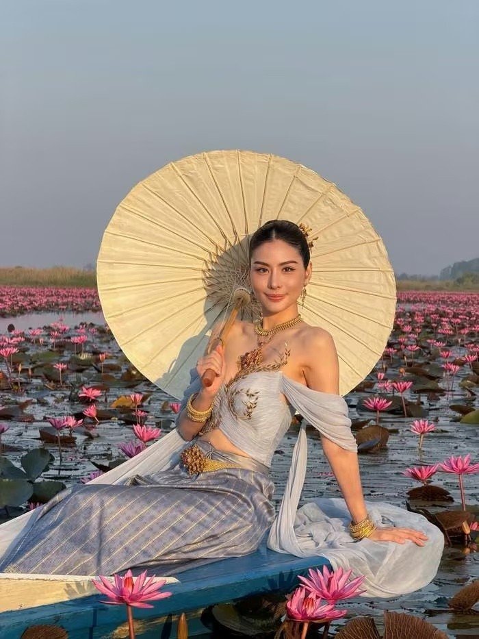 Tiết lộ sốc của nữ ca sĩ 32 tuổi vừa đăng quang Hoa hậu Hòa bình Thái Lan - 11