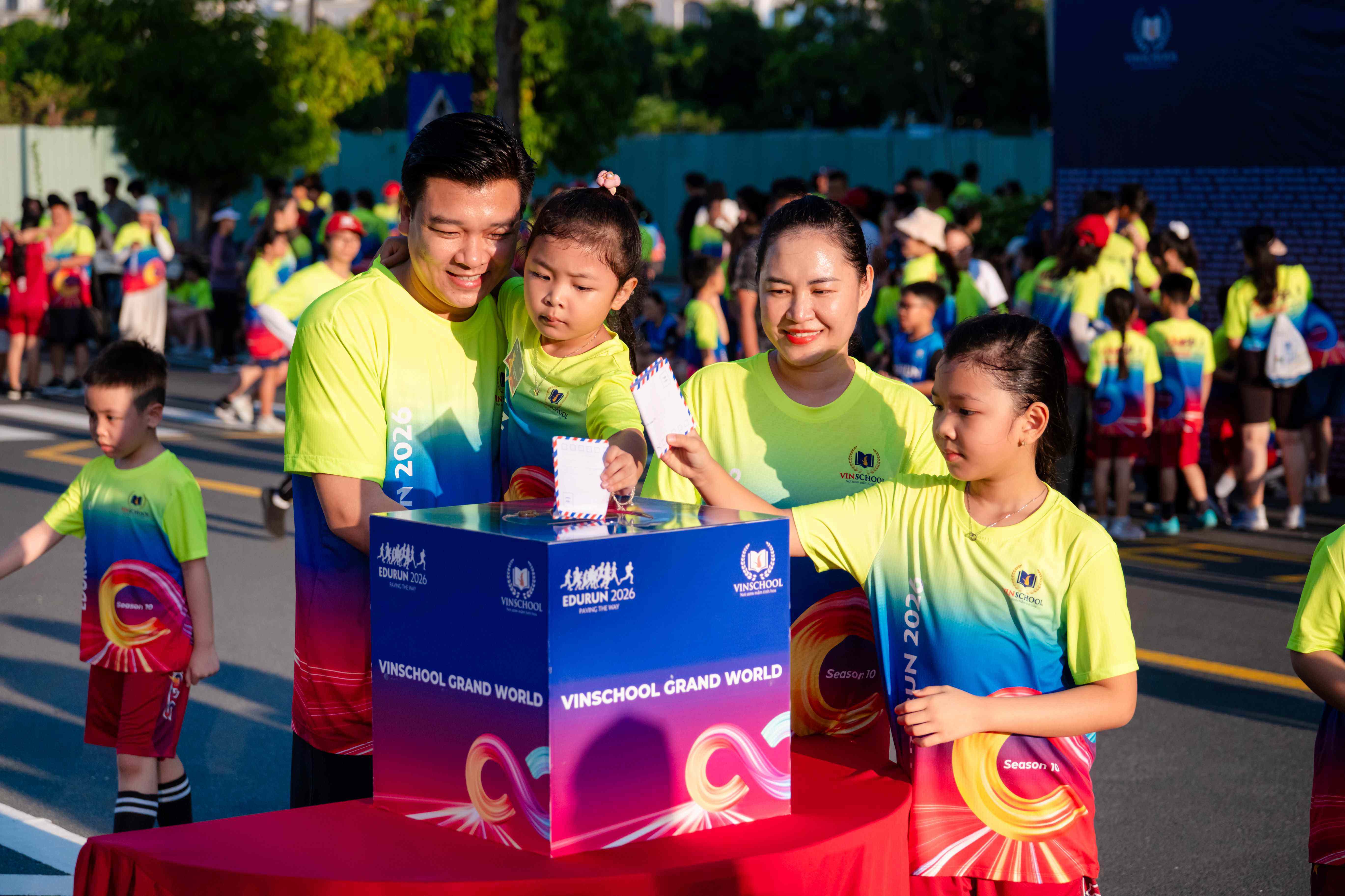  Chương trình luôn duy trì kết nối rèn luyện thể chất với hành động vì cộng đồng, qua đó hình thành ở học sinh năng lực tự chủ, tinh thần sẻ chia và ý thức trách nhiệm xã hội.