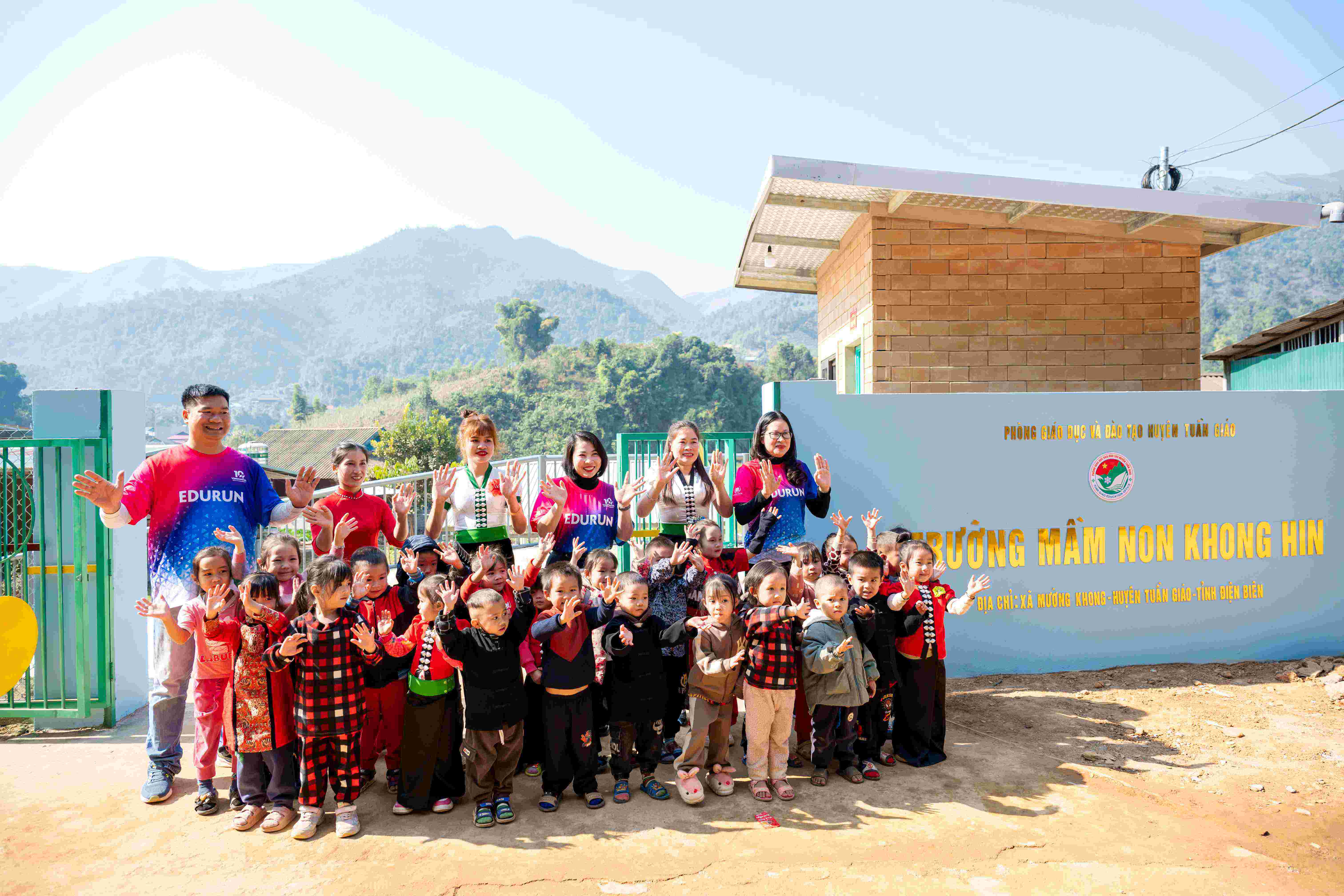  Giáo viên và học sinh Điểm trường Sảng Pả thuộc Trường Mầm non Phố Cáo, tỉnh Tuyên Quang - ngôi trường được đầu tư xây mới từ nguồn quỹ Edurun 2023.