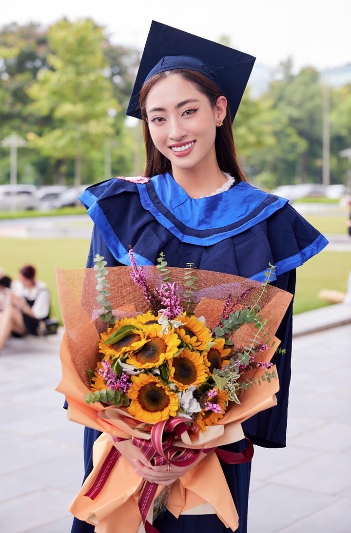 Miss World Vietnam 2019 Lương Thùy Linh cũng nổi tiếng là mỹ nhân có học vấn cao. Thời phổ thông, cô sở hữu bằng IELTS với số điểm 7.5, trong đó kỹ năng nghe, đọc của người đẹp nổi trội hơn với số điểm gần như tuyệt đối 8.5. Năm 2022, nàng hậu tốt nghiệp đại học Ngoại thương với tấm bằng Xuất sắc, điểm trung bình tích lũy đạt 3.6/4.0. Lương Thuỳ Linh đang là giảng viên trường Đại học Đại Nam. Cô cũng tiếp tục học chương trình Tiến sĩ tại trường Đại học Kinh tế (Đại học Quốc gia Hà Nội).