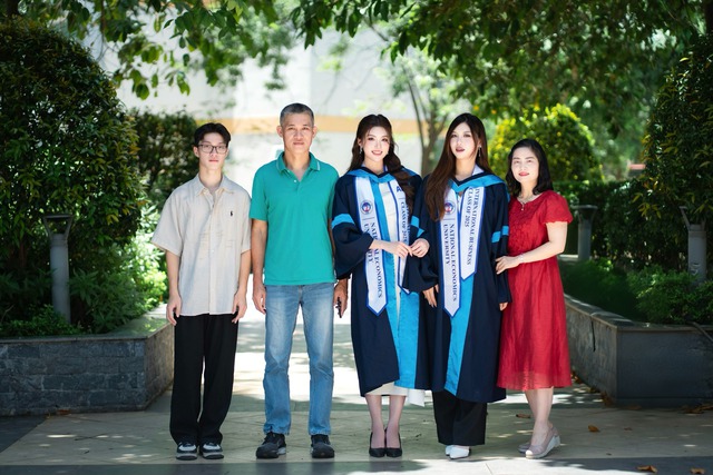 Gia đình Phương Oanh trong ngày tốt nghiệp Đại học Kinh tế Quốc dân.