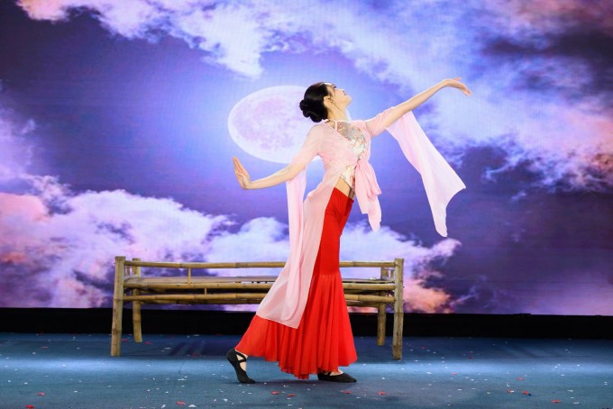 Bên cạnh gym, Phan Phương Oanh còn đam mê nhảy múa. Với cô, việc tập gym hay nhảy múa không chỉ có tác dụng tăng cường sức khỏe, siết dáng mà còn giúp cô thấy thư giãn, thoải mái hơn trong thời gian thi nhan sắc.