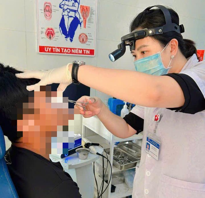 Bác sĩ Bệnh viện Đa khoa khu vực Hướng Hóa gắp dị vật là con đỉa sống ra khỏi mũi người đàn ông