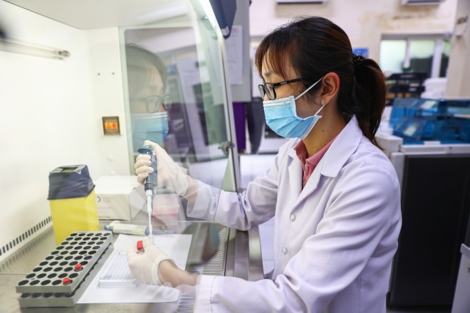 Bác sĩ, nhân viên y tế làm việc tại Viện Pasteur TP HCM. Ảnh: Quỳnh Trần