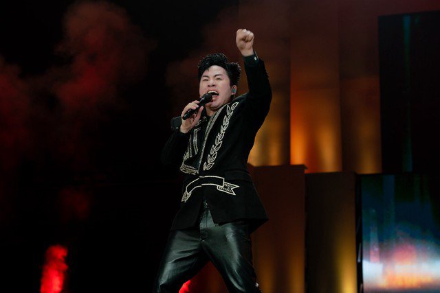 Trên sân khấu, Tùng Dường luôn muốn đưa trải nghiệm cảm xúc vào trong ca khúc anh thể hiện.