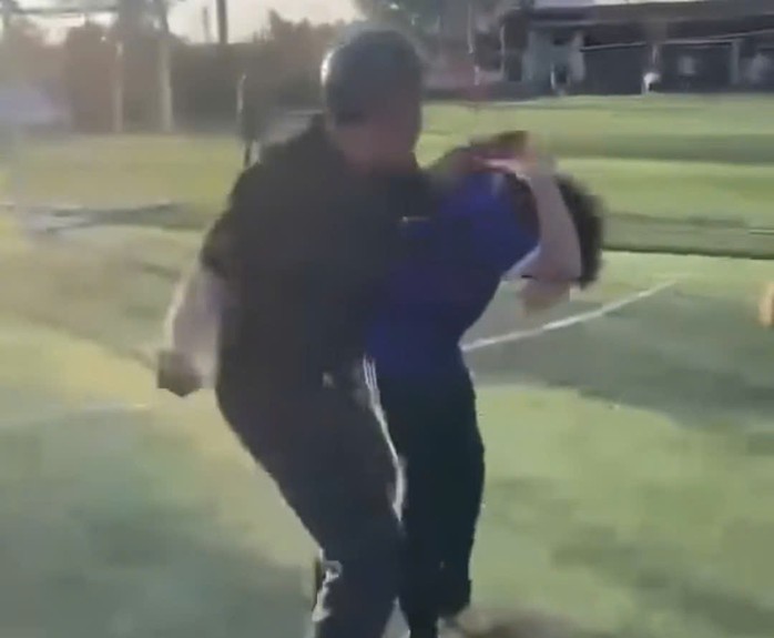 Nam sinh lớp 9 bị bạn học đánh tới tấp tại sân bóng