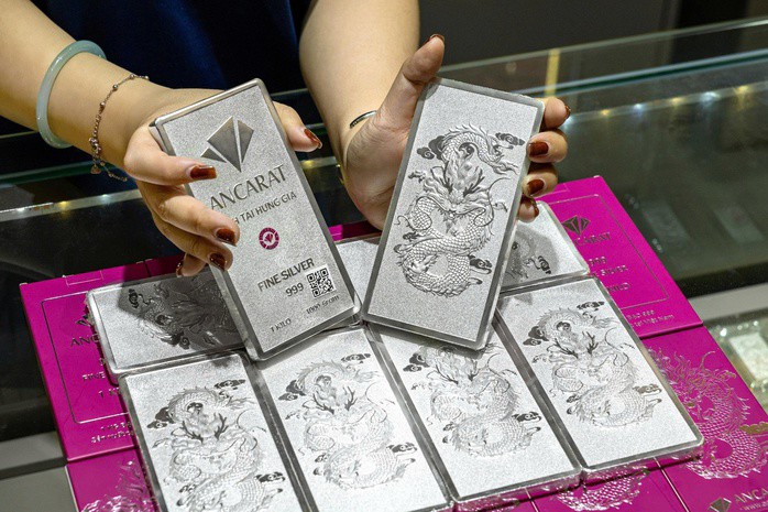 Giá bạc trong nước tăng vọt theo giá thế giới