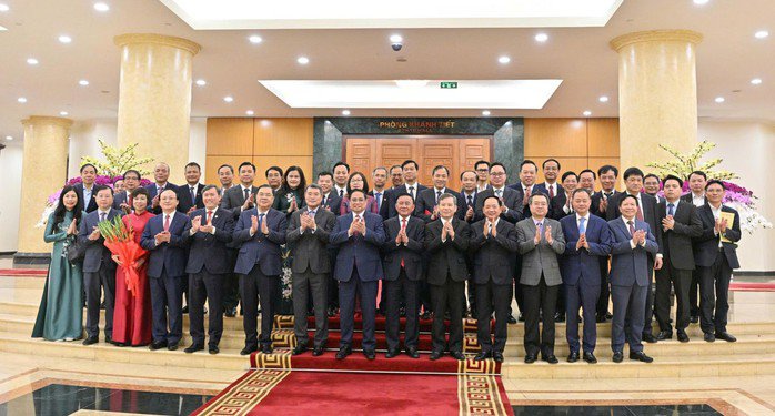 Thủ tướng Phạm Minh Chính, Thường trực Ban Bí thư Trần Cẩm Tú và các lãnh đạo Đảng, Nhà nước chụp ảnh lưu niệm với lãnh đạo 5 cơ quan tại hội nghị