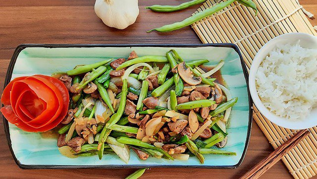 Đậu cô ve xào lòng gà sẽ có mùi thơm và vị ngon độc đáo, đây là món ngon ngày hè đãi khách dễ thực hiện.