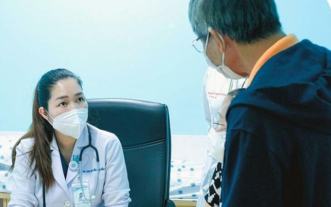 Bác sĩ thăm khám cho bệnh nhân. Ảnh: Bệnh viện cung cấp