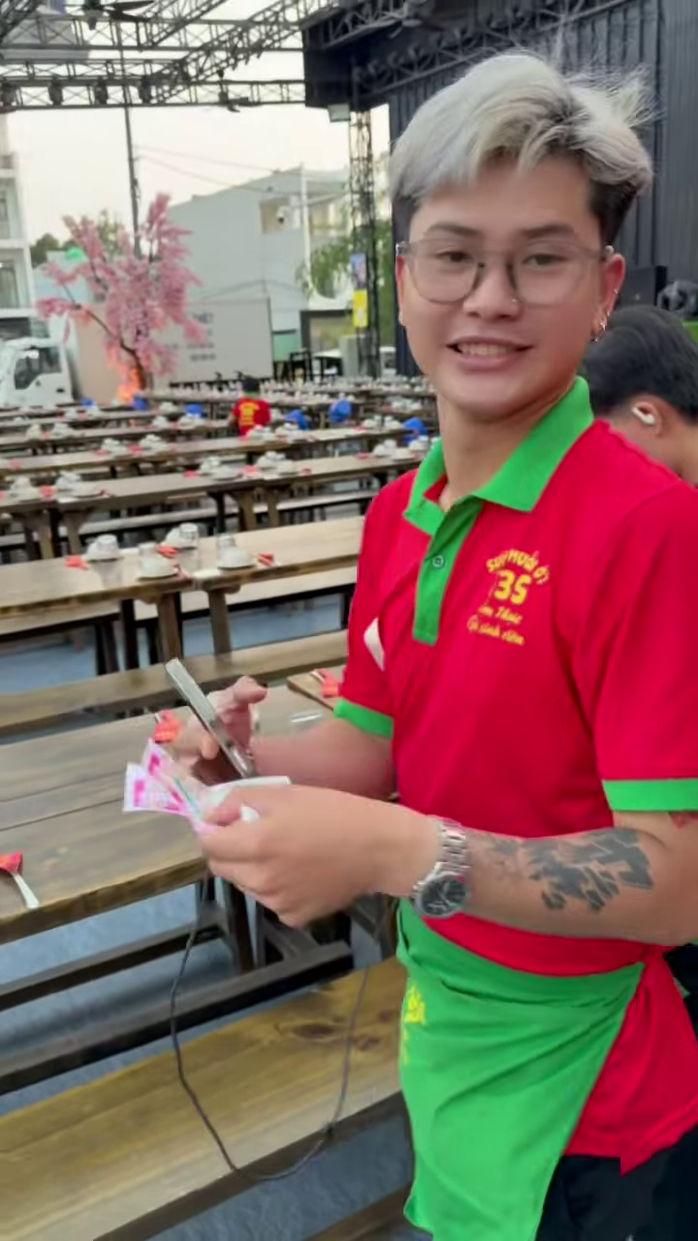 Nhân viên quán Sườn Muối Ớt 135 chia sẻ niềm vui với khách hàng trúng số
