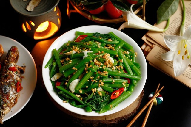 Rau bí xào tỏi – món ăn quen thuộc không chỉ dễ chế biến mà còn giàu chất xơ, hỗ trợ tiêu hóa, góp phần ổn định huyết áp và tăng cường sức đề kháng trong bữa cơm gia đình Việt.