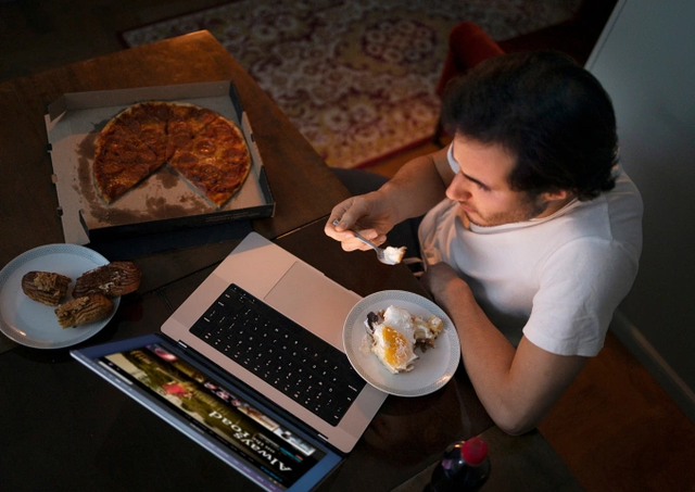 Thức khuya, ăn đêm thường xuyên tăng nguy cơ tàn phá trái tim người trẻ. Ảnh: Freepik