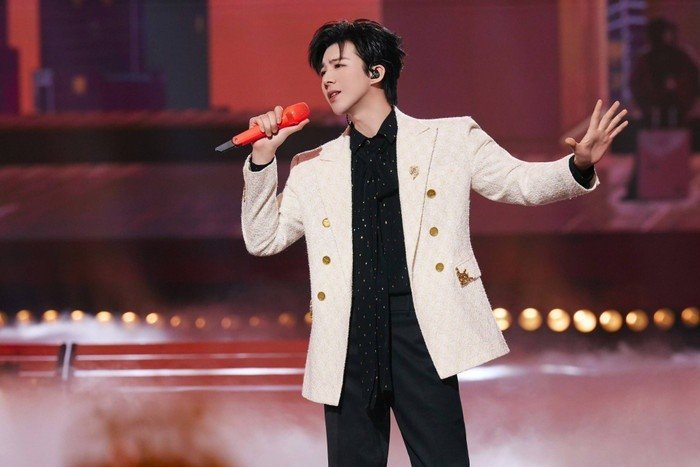 Ca sĩ Lưu Vũ Ninh hát tại Xuân Vãn 2026.