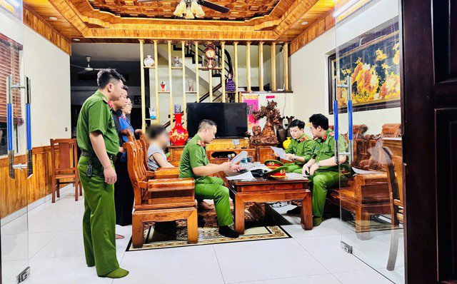 Cơ quan CSĐT Công an tỉnh Phú Thọ tiến hành khám xét nơi ở của Nguyễn Lâm Tới. Ảnh: Công an cung cấp