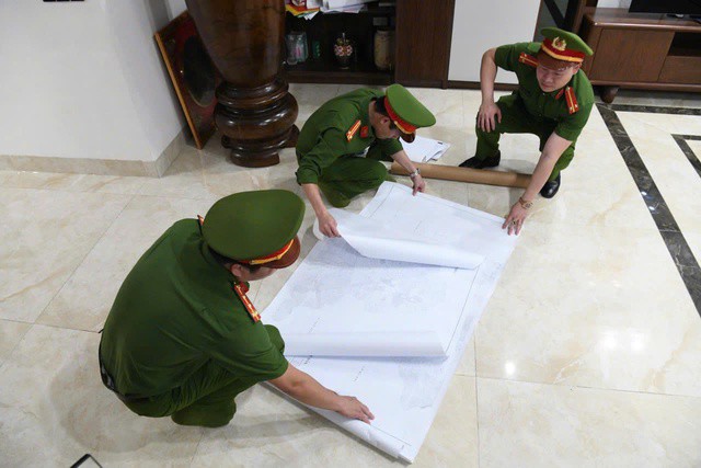 Cơ quan CSĐT Công an tỉnh Phú Thọ tiến hành khám xét nơi ở của Lưu Văn Cường. Ảnh: Công an cung cấp