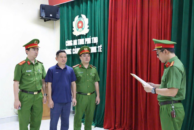 Cơ quan chức năng đọc lệnh bắt giữ Lưu Văn Cường, nguyên là cán bộ địa chính xã Ngọc Thanh. Ảnh: Công an cung cấp