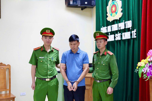 Cơ quan công an bắt giữ Lưu Tiến Chung, Giám đốc trung tâm phục vụ hành chính công UBND phường Xuân Hòa. Ảnh: Công an cung cấp