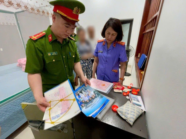 Cơ quan CSĐT Công an tỉnh Phú Thọ tiến hành khám xét nơi ở, nơi làm việc của Lưu Tiến Chung. Ảnh: Công an cung cấp