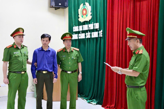 Cơ quan công an bắt giữ Hoàng Văn Thiện, công chức Hạt kiểm lâm Phúc Yên. Ảnh: Công an cung cấp