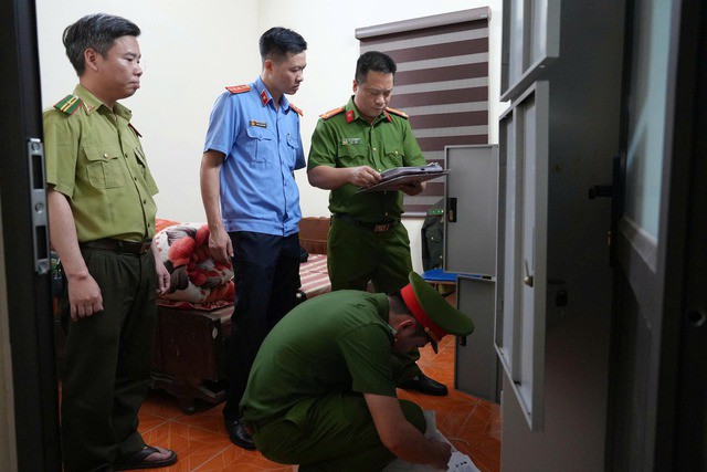 Cơ quan CSĐT Công an tỉnh Phú Thọ tiến hành khám xét nơi ở, nơi làm việc của Hoàng Văn Thiện. Ảnh: Công an cung cấp