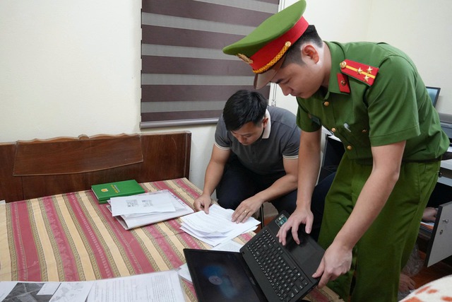 Cơ quan công an khám xét nơi ở của một đối tượng. Ảnh: Công an cung cấp