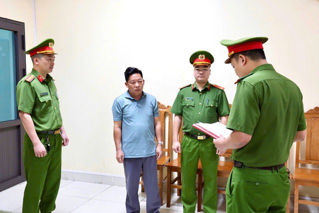 Cơ quan chức năng đọc lệnh bắt giữ Hoàng Chí Thanh, nguyên là cán bộ địa chính UBND xã Trung Mỹ. Ảnh: Công an cung cấp