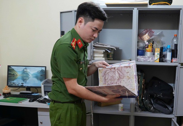 Công an khám xét nơi ở của một đối tượng liên quan. Ảnh: Công an cung cấp