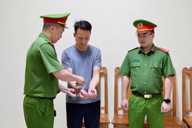 Cơ quan công an bắt giữ Nguyễn Văn Thắng, Phó Giám đốc Công ty TNHH thương mại Tỉnh Tuấn - Tổng Giám đốc Công ty cổ phần phát triển đô thị Vĩnh Phúc. Ảnh: Công an cung cấp