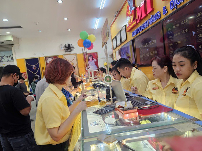 Giá vàng trong nước cao hơn nhiều so với giá thế giới