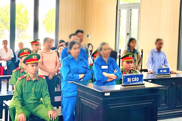 Các bị cáo và bị hại tại phiên tòa. Ảnh: Công an TP Cần Thơ.