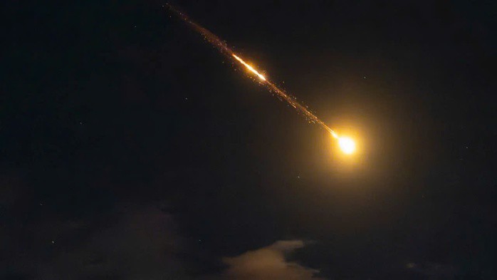 Tên lửa đạn đạo phóng từ phía Iran rực sáng trên bầu trời Jerusalem - Israel vào ngày 28-3. Ảnh: Flash90