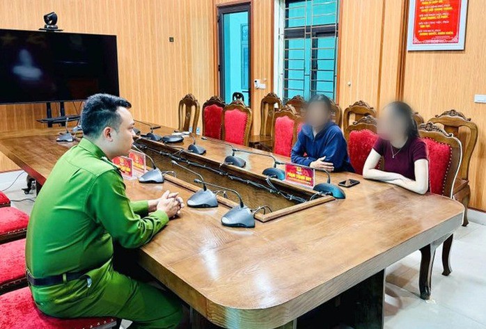 Thiếu tá Phạm Thành Huy, Trưởng Công an xã Nghĩa Trụ - trực tiếp làm việc với chị T. và mẹ đẻ chị T. (Ảnh: Công an cung cấp)