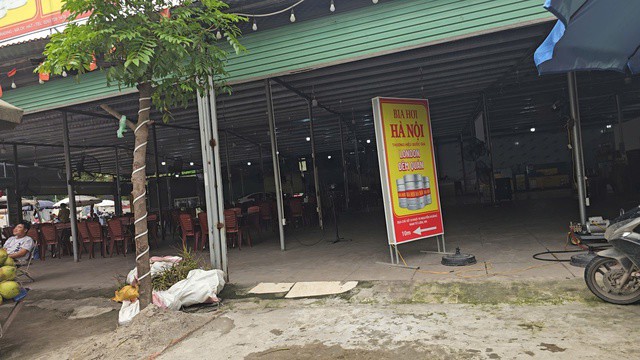 Những dãy nhà tạm mái tôn, khung sắt được dựng lên san sát để phục vụ hoạt động nhậu nhẹt. Việc sử dụng các vật liệu dễ cháy này kết hợp với hệ thống điện chằng chịt tạo nên những nguy cơ hỏa hoạn.