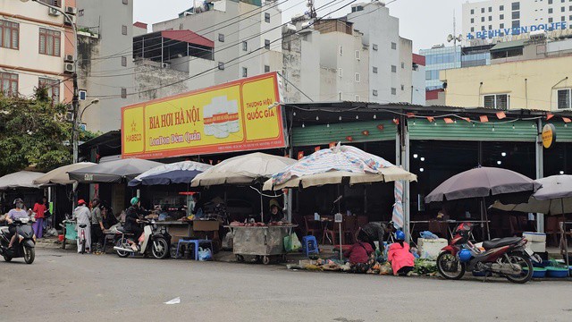 Khu đất nằm sâu trong ngõ 70 đường Nguyễn Hoàng (phường Từ Liêm, TP Hà Nội) vốn là đất dự án tái định cư, nay đã biến thành một "tổ hợp" nhà xưởng và quán kinh doanh sầm uất.