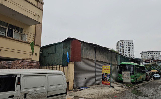 Khu đất nằm sâu trong ngõ 70 vốn được quy hoạch là đất tái định cư trở nên nhếch nhác, mặt đường lầy lội.
