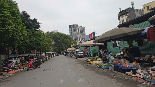 Ngay tại mặt đường vào khu đất, một "chợ cóc" tự phát hoạt động rầm rộ mỗi sáng, gây cản trở giao thông và mất mỹ quan đô thị.