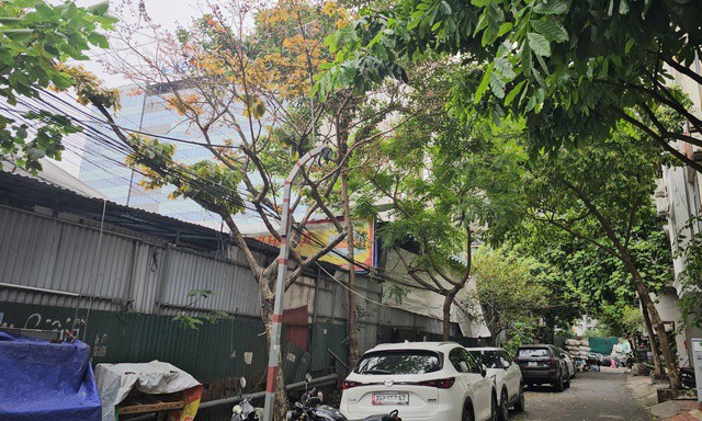 Việc những khu nhà xưởng nhếch nhác, nằm ngay dưới chân nhà dân, đặt ra dấu hỏi lớn về trách nhiệm quản lý của chính quyền địa phương trong việc giám sát quy hoạch và đảm bảo an toàn cháy nổ?