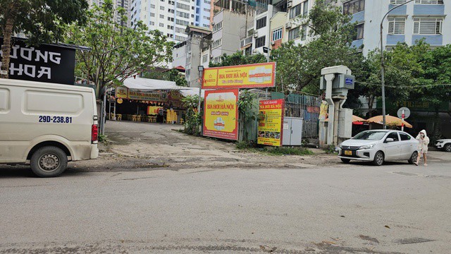 Tương tự tại đường Dương Khuê, hàng loạt nhà xưởng tạm bợ mọc lên như nấm. Theo quy hoạch, đây là đất nông nghiệp (ký hiệu PNK - đất trồng cây hàng năm) nhưng thực tế lại là nơi kinh doanh dịch vụ.