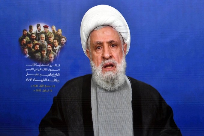 Thủ lĩnh Hezbollah Naim Qassem phát biểu trên truyền hình hồi tháng 9/2025. Ảnh: AFP