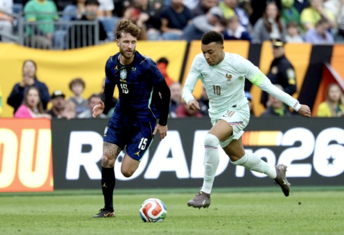 Tuyển Pháp (bìa phải) của Kylian Mbappé là ứng viên hàng đầu tại World Cup 2026. (Ảnh: FIFA)