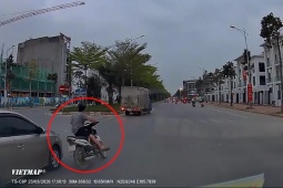 Clip: "Tránh vỏ dưa gặp vỏ dừa", xe máy sang đường ẩu va chạm với ô tô rồi bỏ chạy