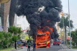 Cháy xe khách ngùn ngụt giữa trung tâm Nha Trang, nhiều người hoảng loạn