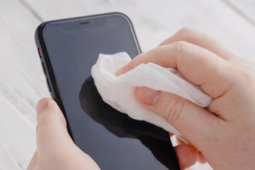 Smartphone là 'nam châm hút vi khuẩn', đây là cách làm sạch nhanh và an toàn