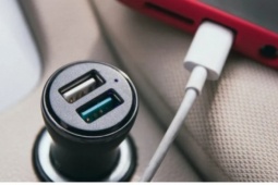 Sạc điện thoại trên ô tô: Tưởng vô hại nhưng tiềm ẩn nguy cơ