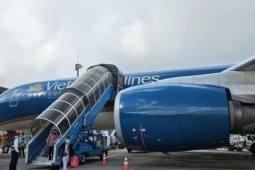 Hàng không, du lịch chật vật giữ khách