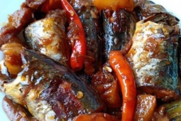 Bí quyết kho cá không tanh, chắc thịt, thơm ngon đậm đà, một loại lá hái từ vườn nhà không thể thiếu