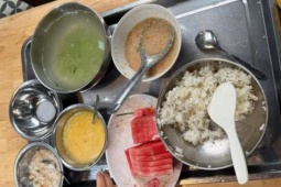 Phụ huynh "tố" suất ăn bán trú của con "nghèo dinh dưỡng", Trường mầm non Việt Ý 1 nói gì