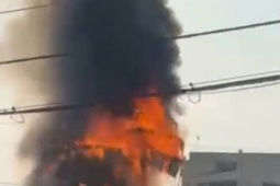 Cháy lớn tại vòng xoay ở Đồng Tháp khiến người dân hoảng sợ