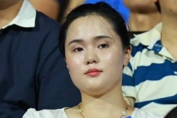 Bà xã Duy Mạnh đeo dây chuyền 300 triệu đồng khi đi cổ vũ chồng